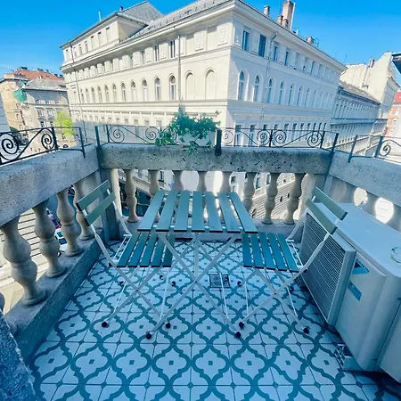 Апартаменты Unique And Stylish Downtown