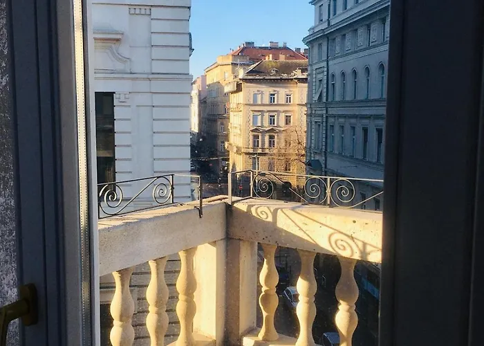 Unique And Stylish Downtown *