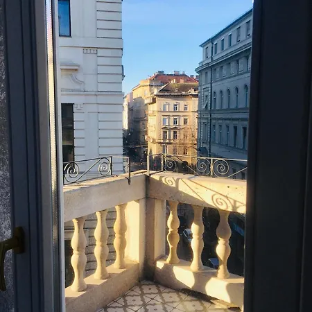 Unique And Stylish Downtown *